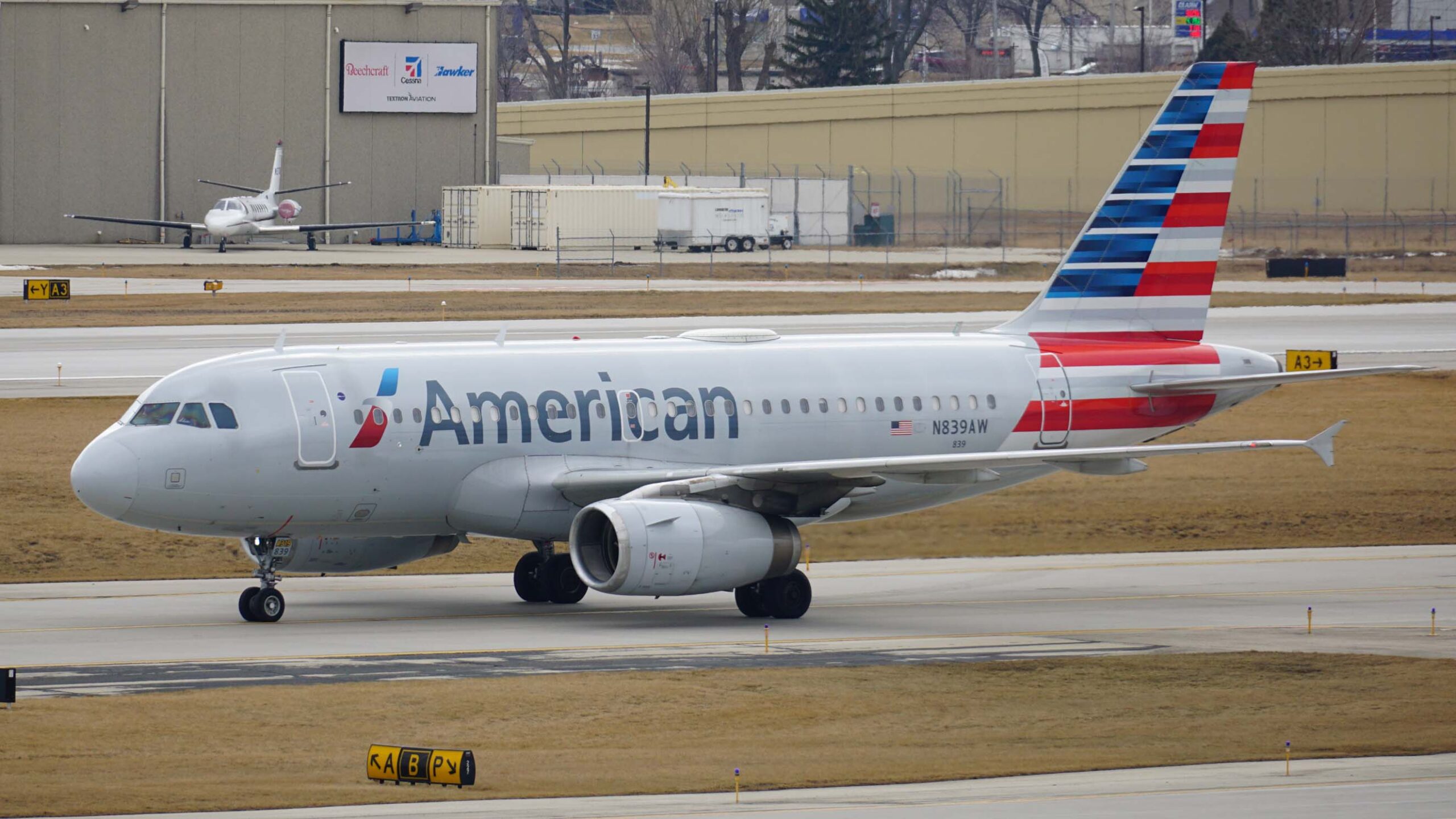 Milwaukee, Wi, American Airlines Airbus A319 sits on the tarmac of MKE airport